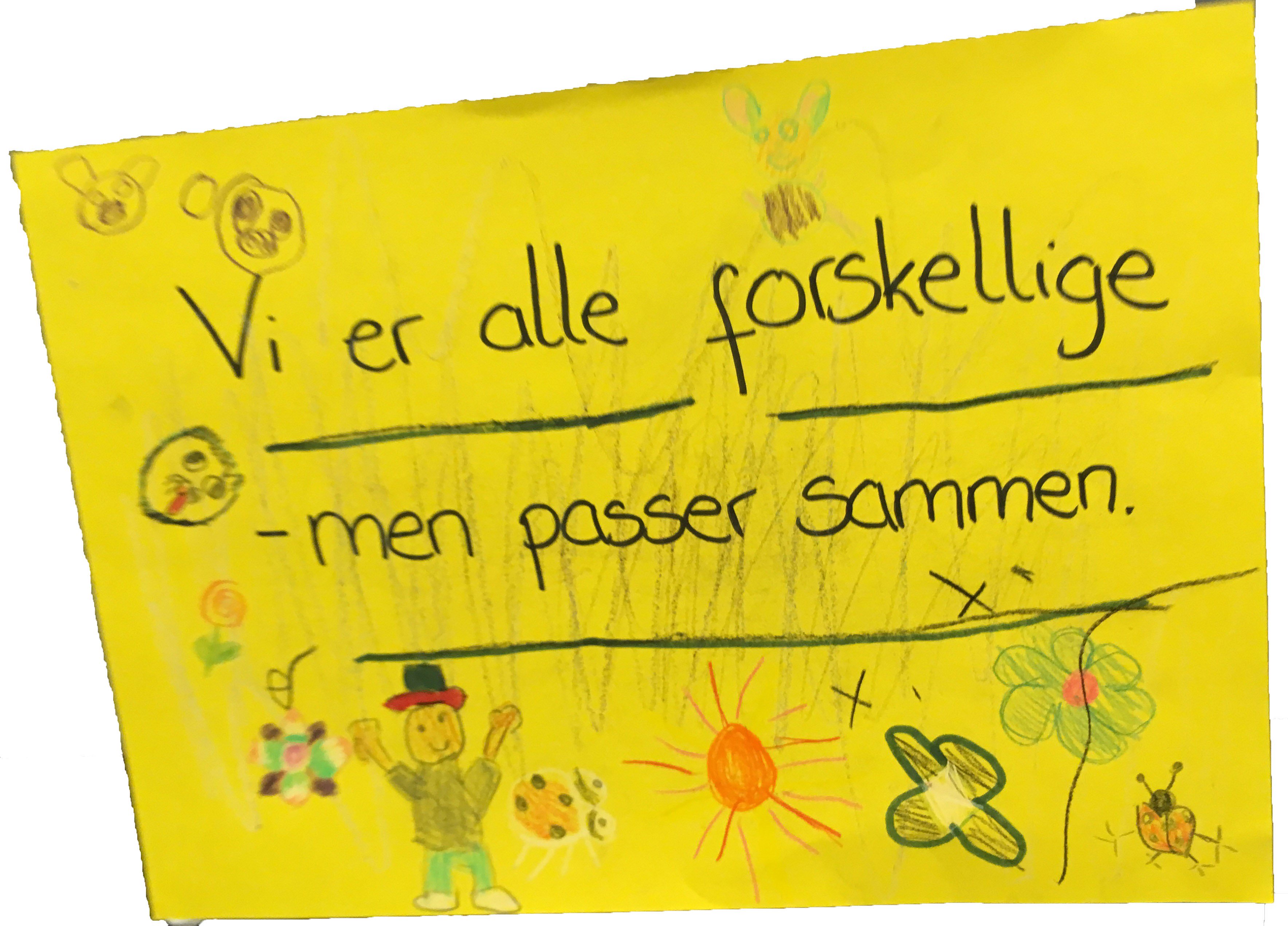 Glad tegning med blomster, sol og et glad menneske. Samt teksten: Vi er alle forskellige - men passer sammen.